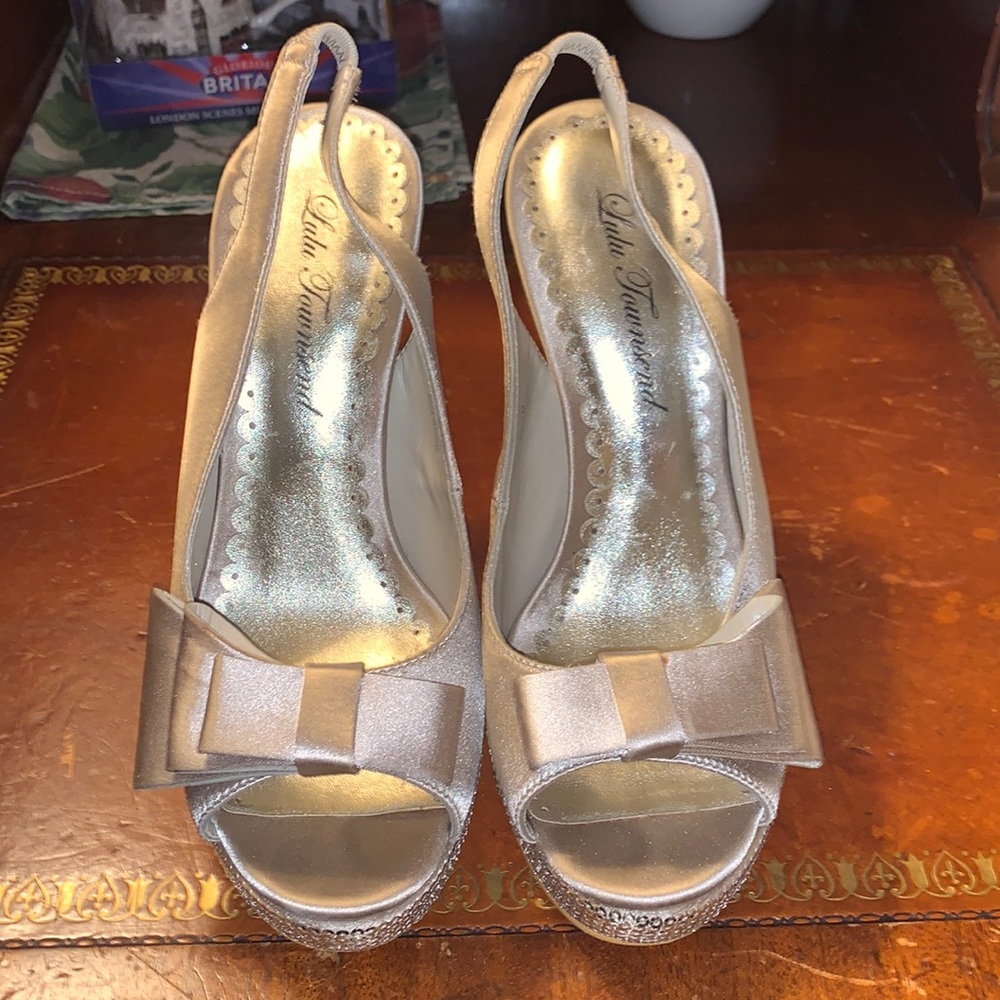 Textile champagne-colored sequence heels